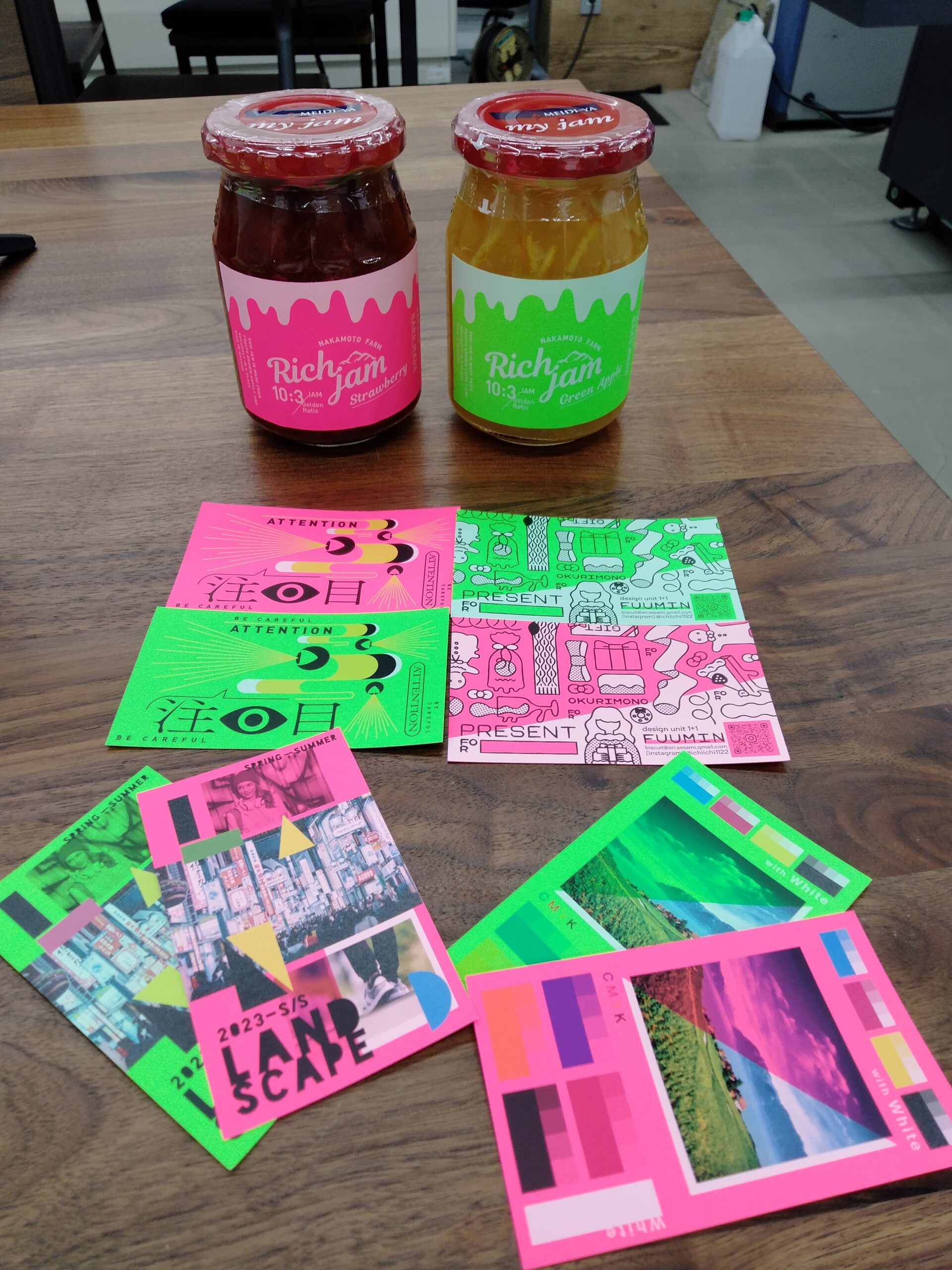 ステッカーに活用できる！蛍光ピンク・グリーンのシール紙への印刷実験